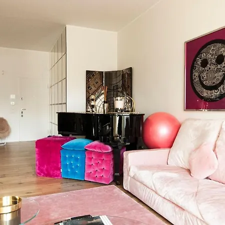 Luxury Designer Space In Shopping District Apartment *