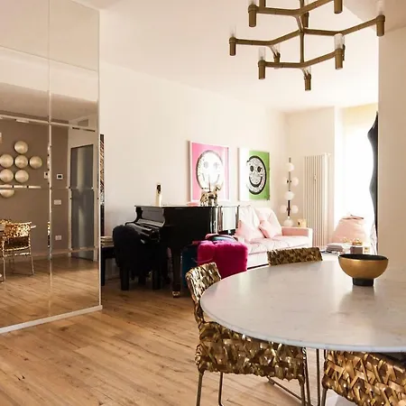 Luxury Designer Space In Shopping District * Milan