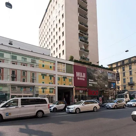 Luxury Designer Space In Shopping District Apartment