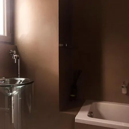 Luxury Designer Space In Shopping District Apartment *