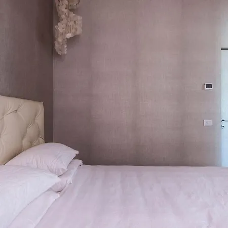 Luxury Designer Space In Shopping District *
