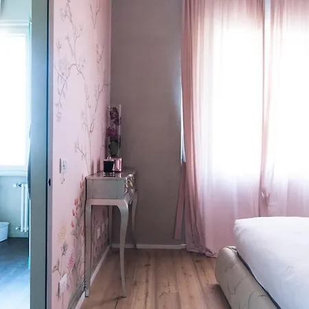 Luxury Designer Space In Shopping District *